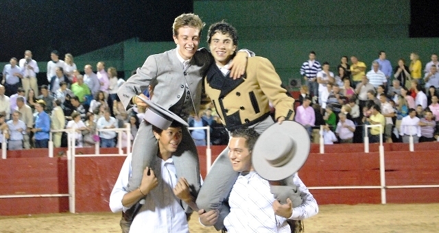 Tomás Angulo y Jesús Díez 'Fini' a hombros en Aceuchal. (FOTO: Fco. Javier Campos)